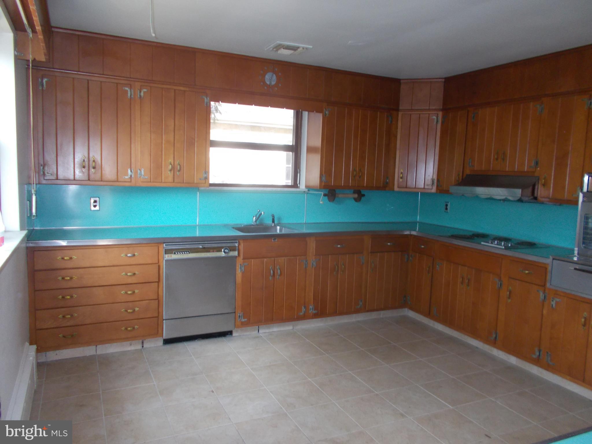 830 Gregory Road Jenkintown, PA 19046 - Photo 14 of 35 solid wood original cabinets 14.5'X13
