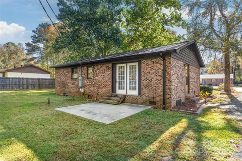 a view of yard and trees
