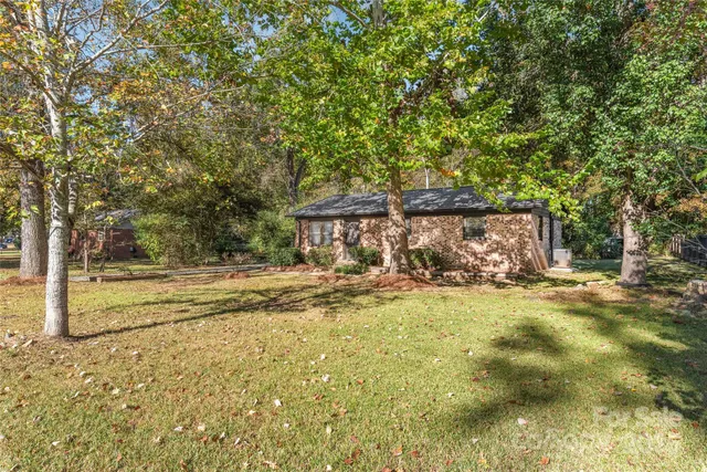 a view of a house with backyard