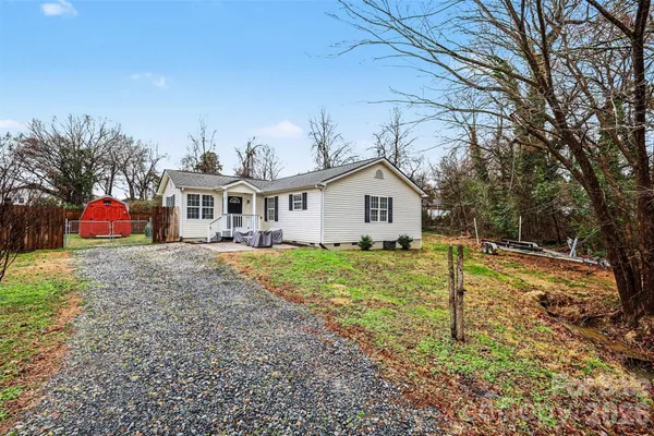 a view of a house with backyard and garden