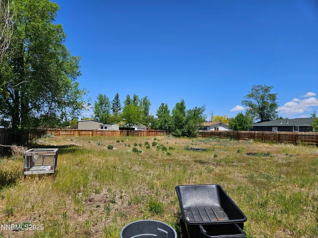 a view of a yard with a house