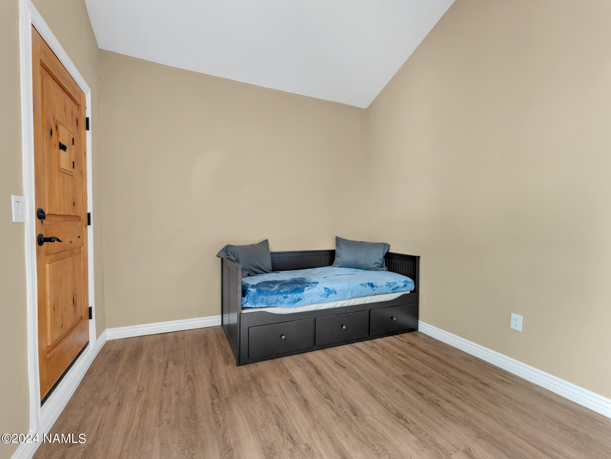 15312 Rabbit Brush Road Parks, AZ 86018 - Photo 27 of 59 a room with a bed and a window