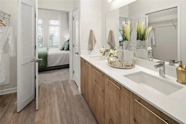 a en suite bathroom with a double vanity sink and mirror
