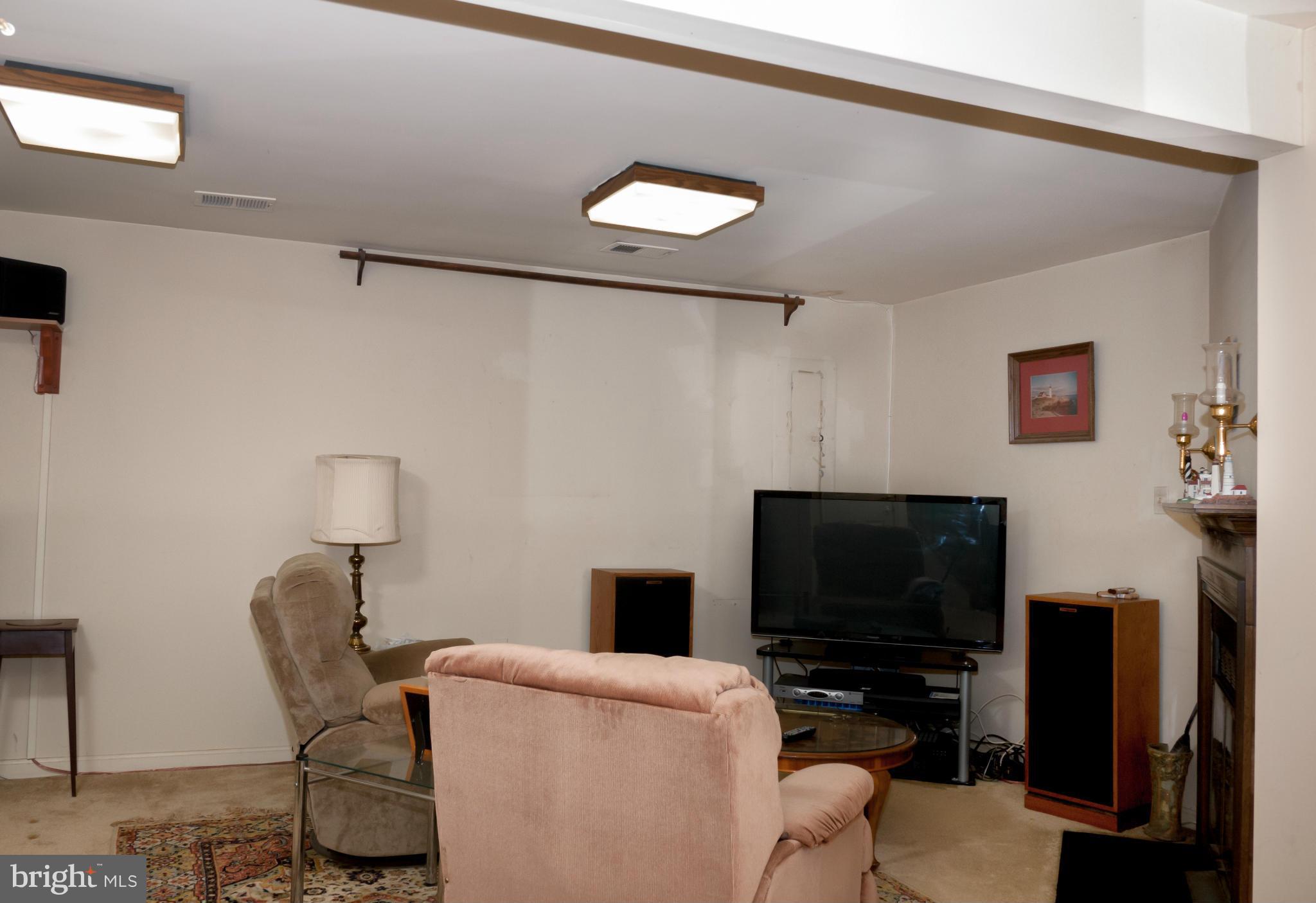 8531 Bauer Drive Springfield, VA 22152 - Photo 8 of 17 Family Room