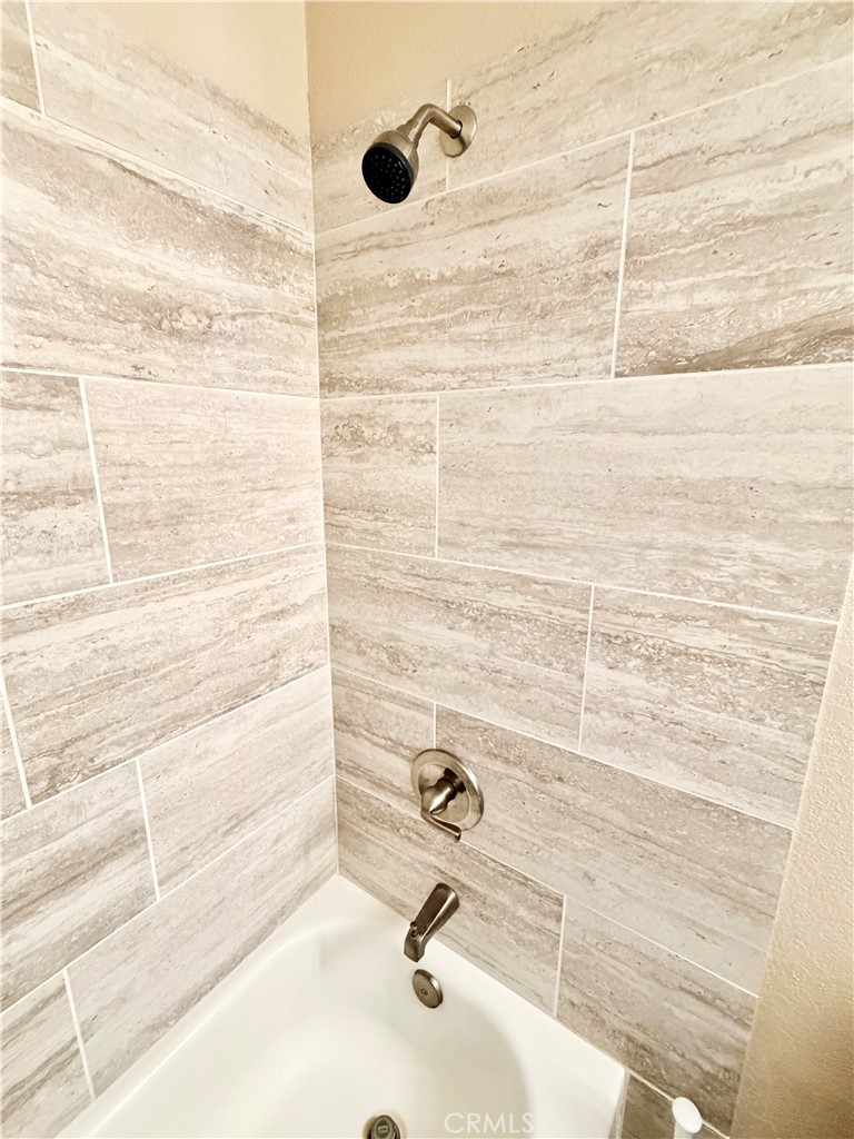 58271 Caliente Street Yucca Valley, CA 92284 - Photo 17 of 38 Guest Bathroom Shower/Tub