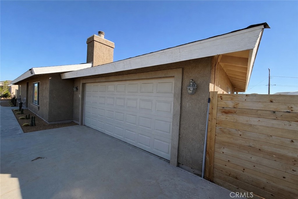 58271 Caliente Street Yucca Valley, CA 92284 - Photo 3 of 38 Garage