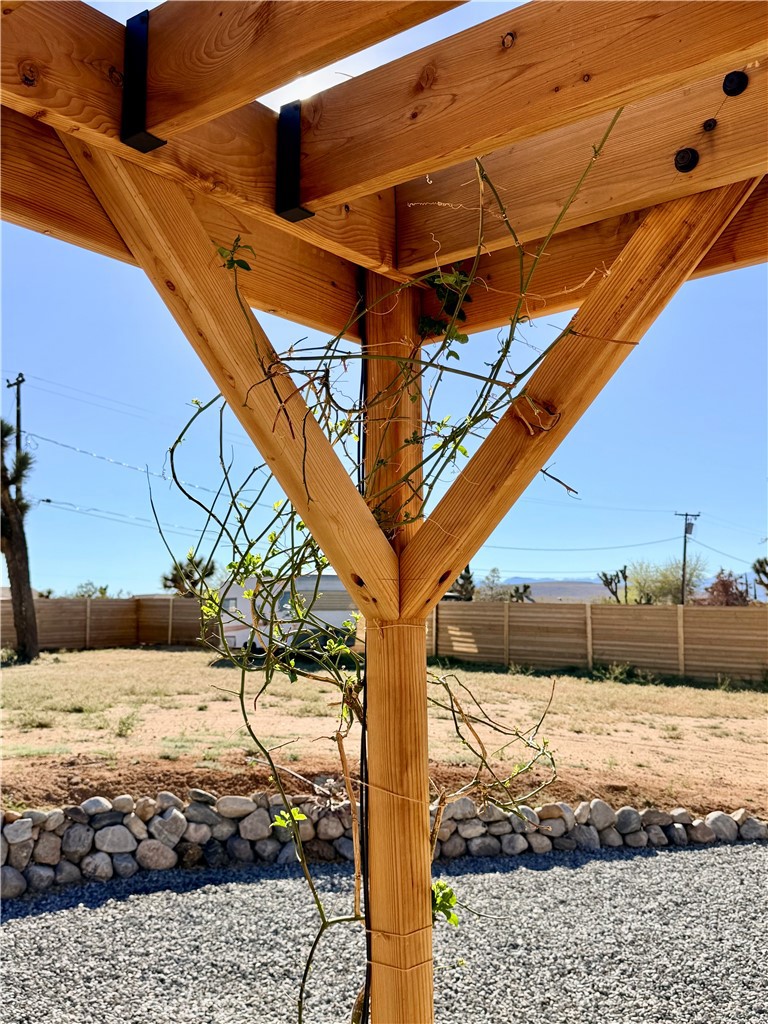 58271 Caliente Street Yucca Valley, CA 92284 - Photo 33 of 38 Trellis