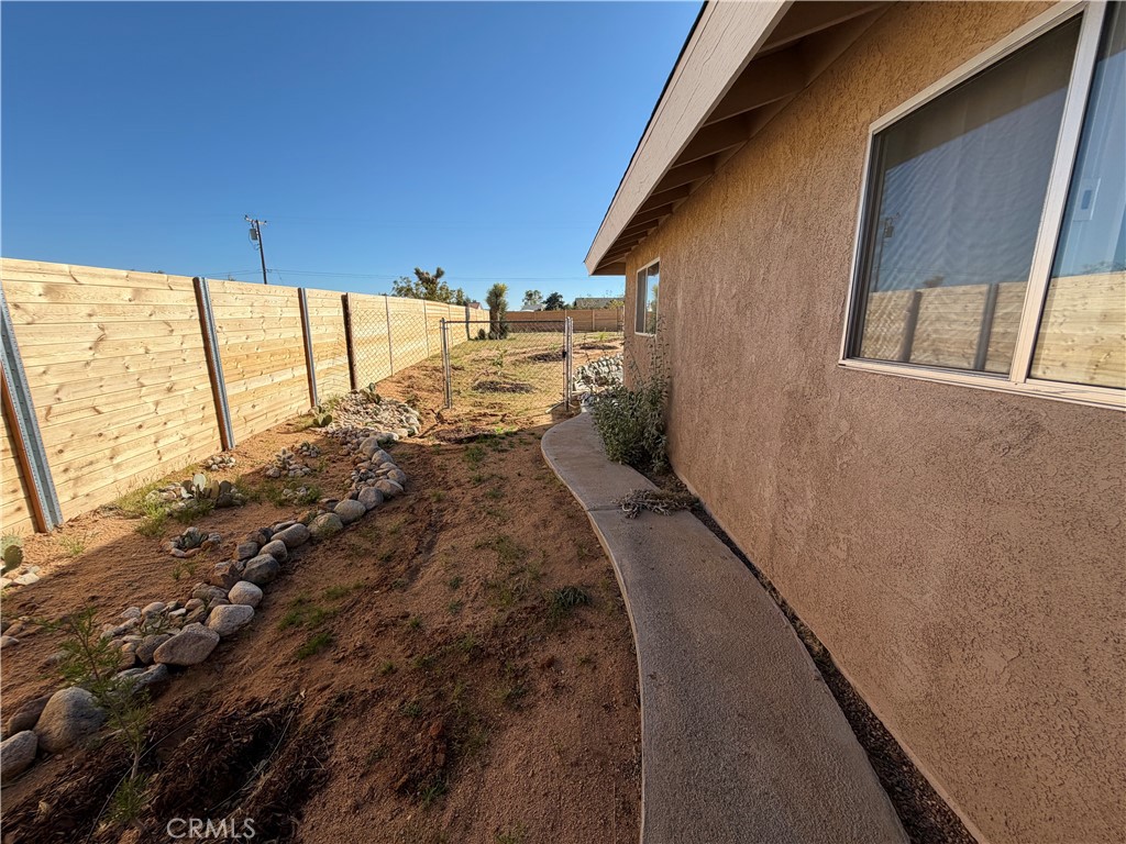 58271 Caliente Street Yucca Valley, CA 92284 - Photo 35 of 38 Side Yard