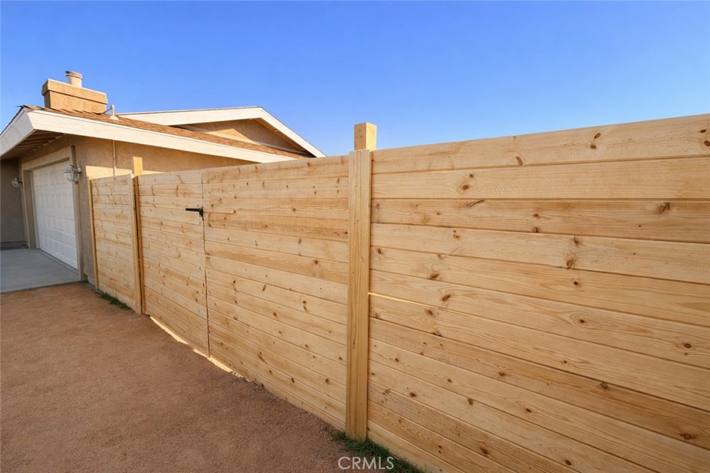 58271 Caliente Street Yucca Valley, CA 92284 - Photo 4 of 38 Side Gate