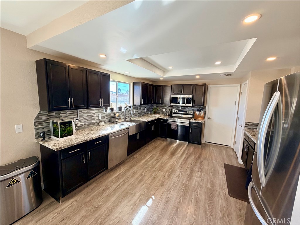 58271 Caliente Street Yucca Valley, CA 92284 - Photo 9 of 38 Kitchen
