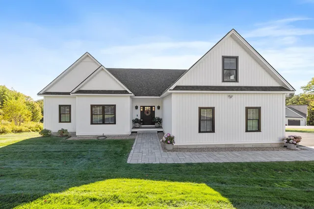 $895,000 | 10 Lindsey Lane, Meredith, NH 03253