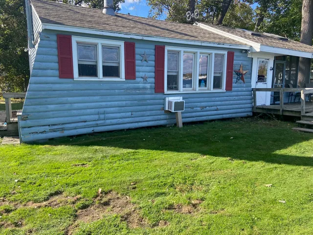 a view of a house with a backyard