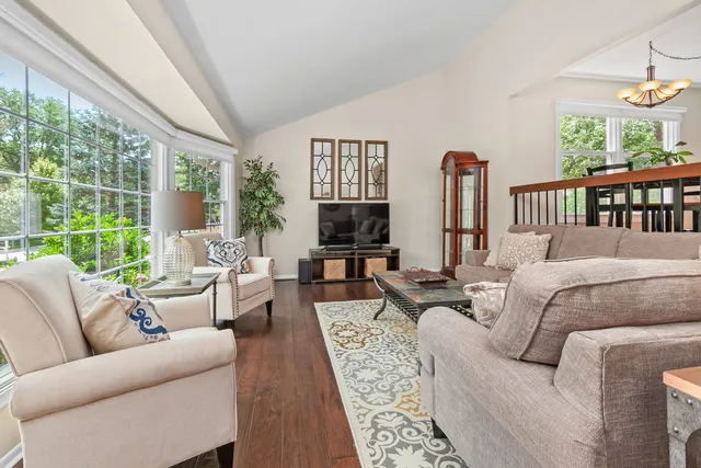 $695,000 | 1211 Parliament Court, Libertyville, IL 60048