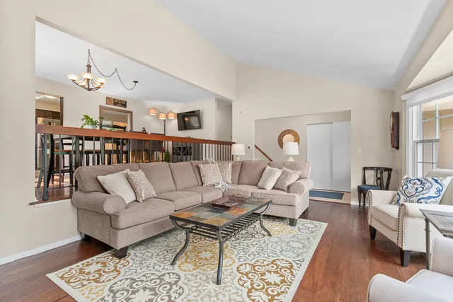 $695,000 | 1211 Parliament Court, Libertyville, IL 60048