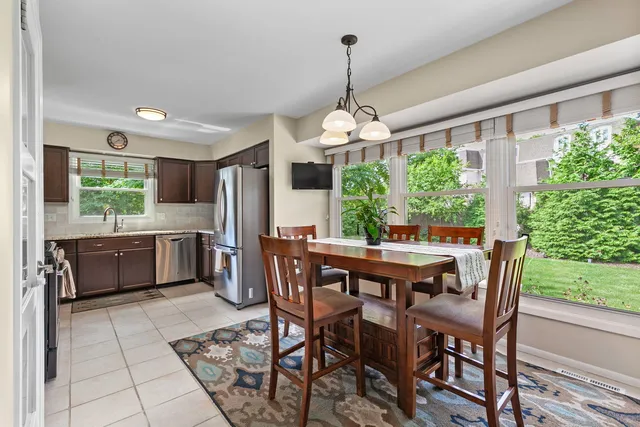 $695,000 | 1211 Parliament Court, Libertyville, IL 60048