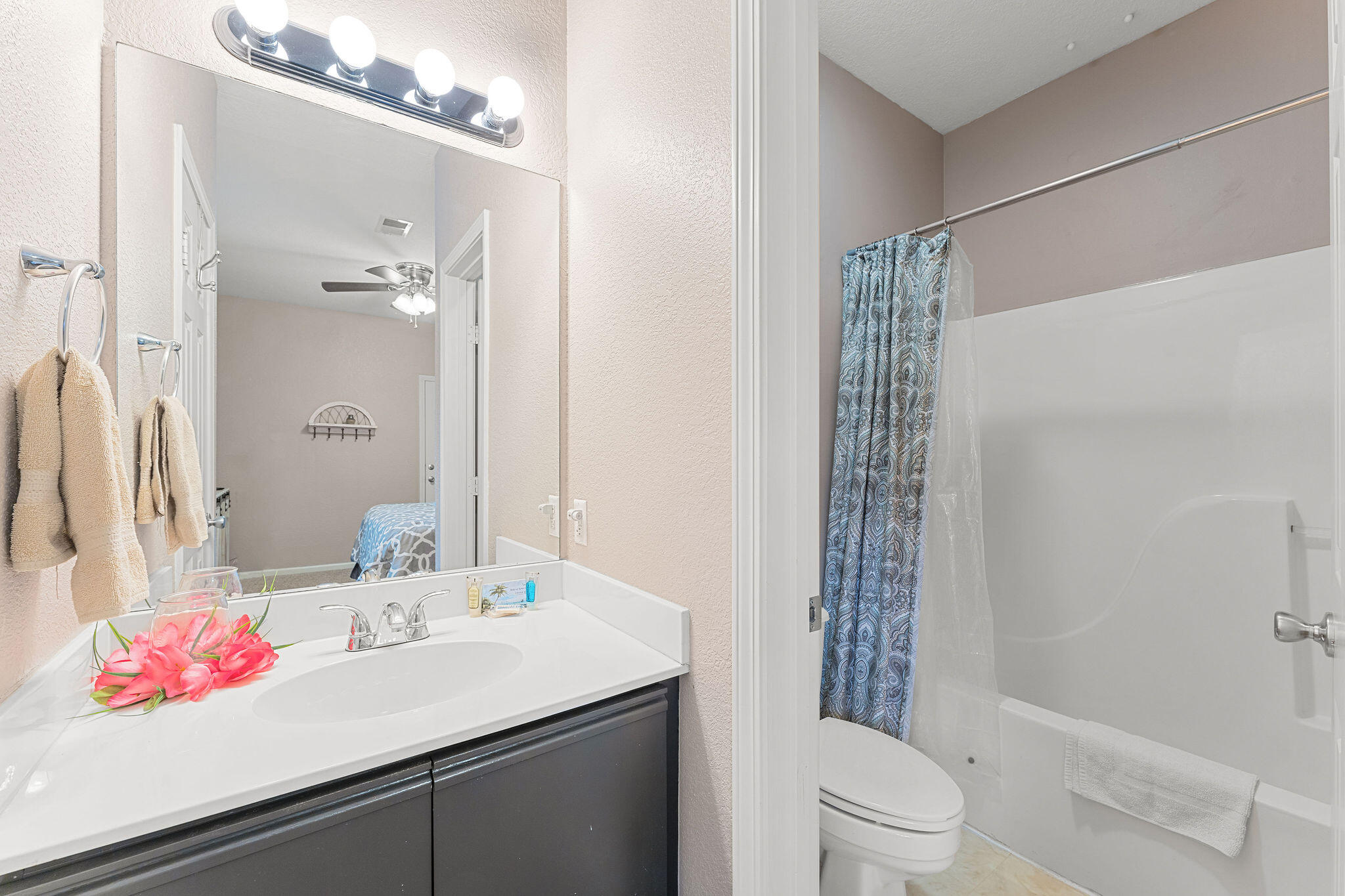813 Holiday Ridge, Unit 3 Branson, MO 65616 - Photo 12 of 27 Guest Bathroom