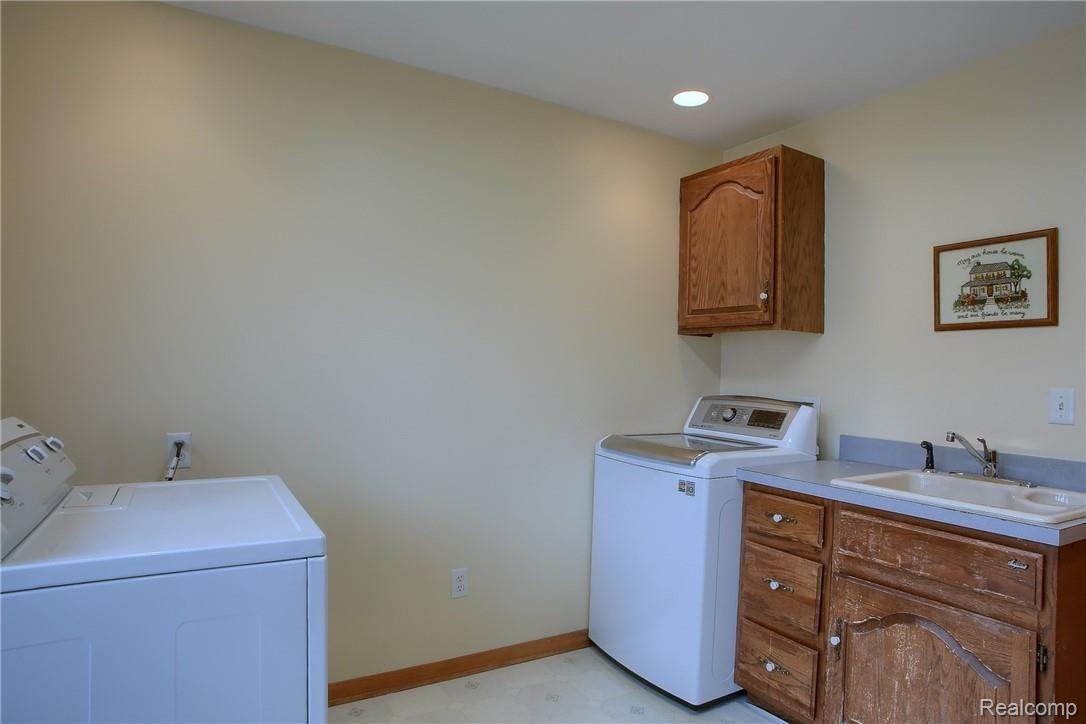 27741 Johnson Road Grosse Ile, MI 48138 - Photo 13 of 32 13-Laundry Room.jpg