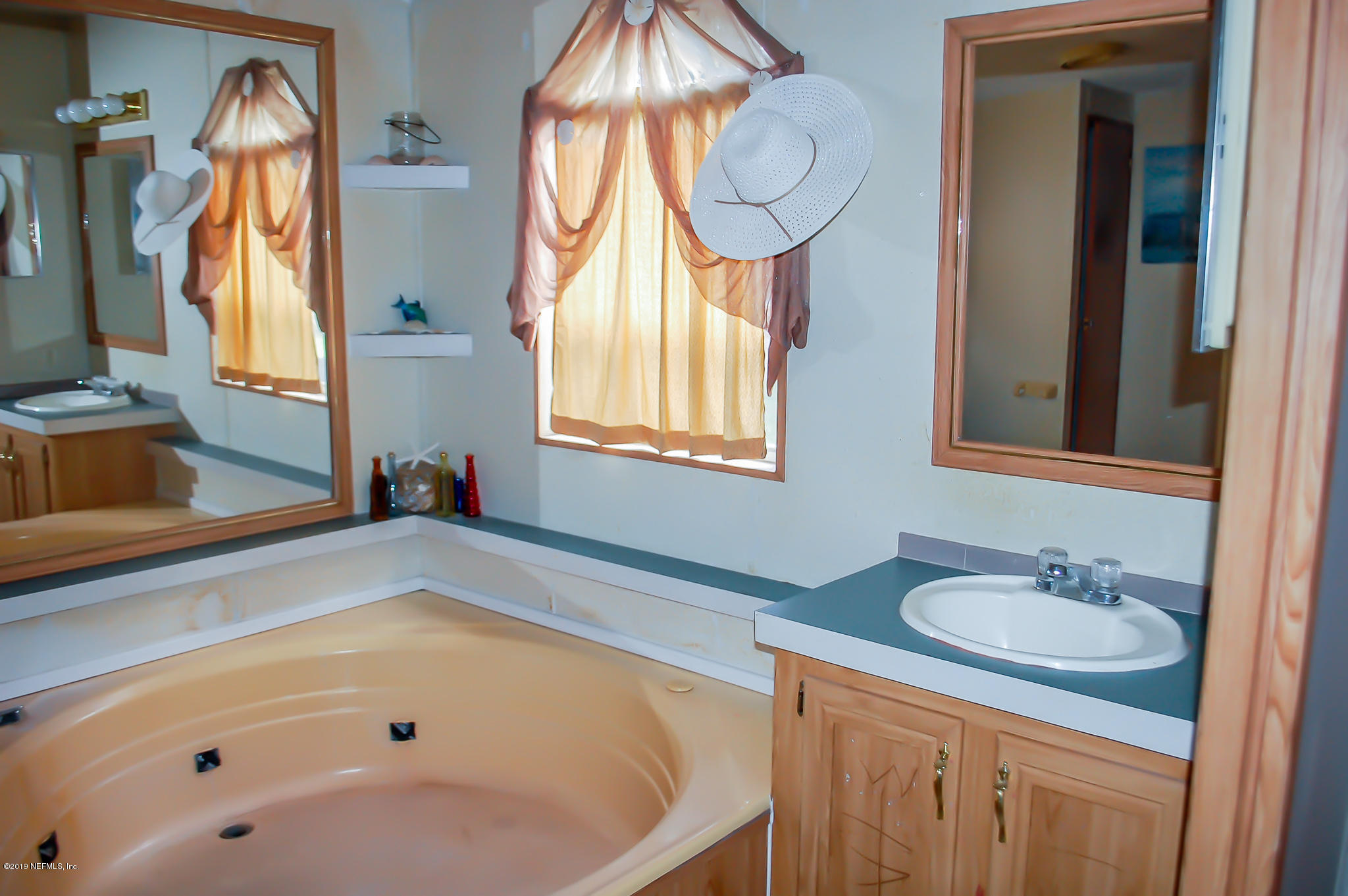 622 Lake Susan Road Hawthorne, FL 32640 - Photo 20 of 50 a bathroom with a tub sink and mirror