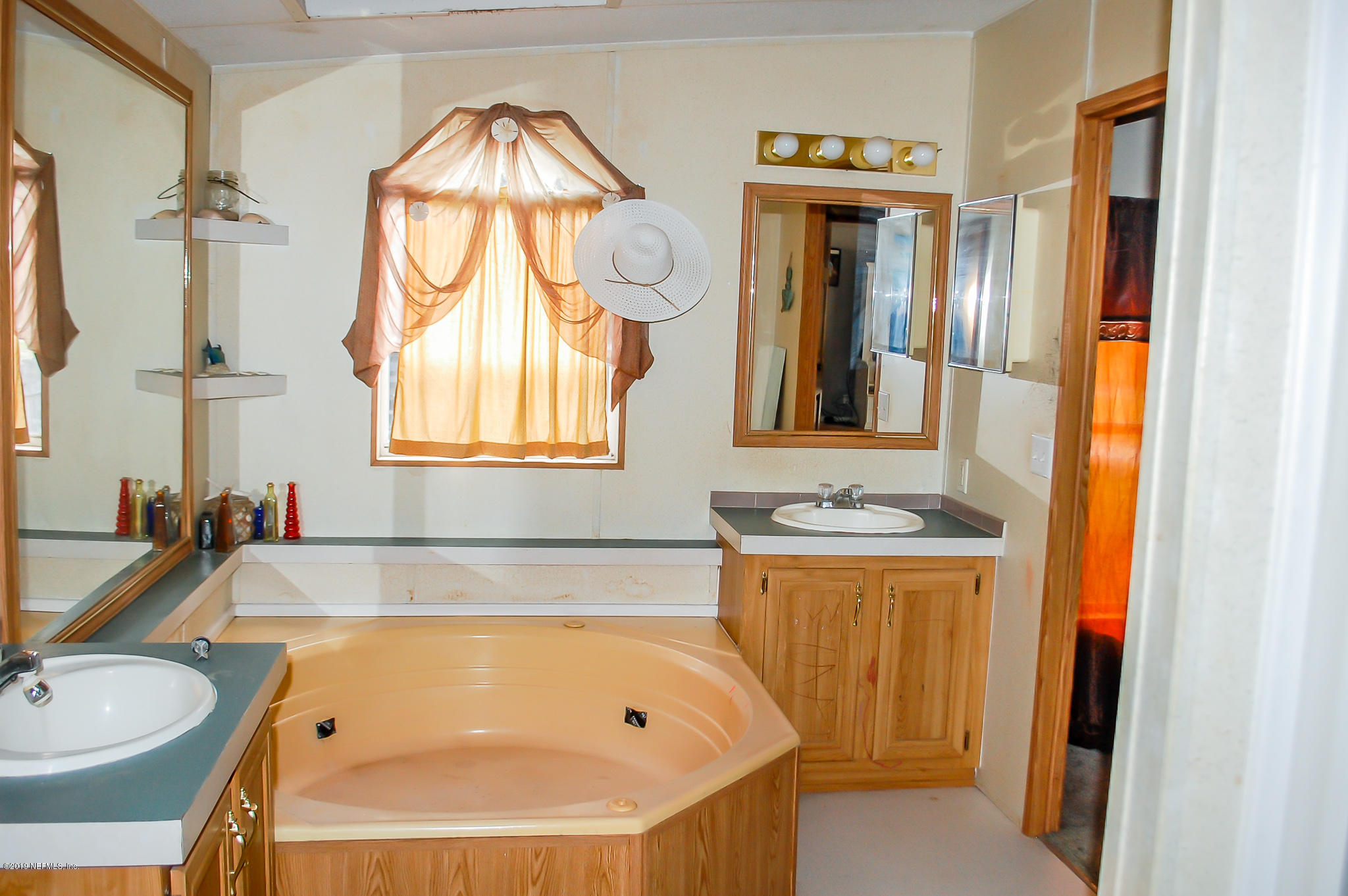 622 Lake Susan Road Hawthorne, FL 32640 - Photo 22 of 50 a bathroom with a tub sink and mirror