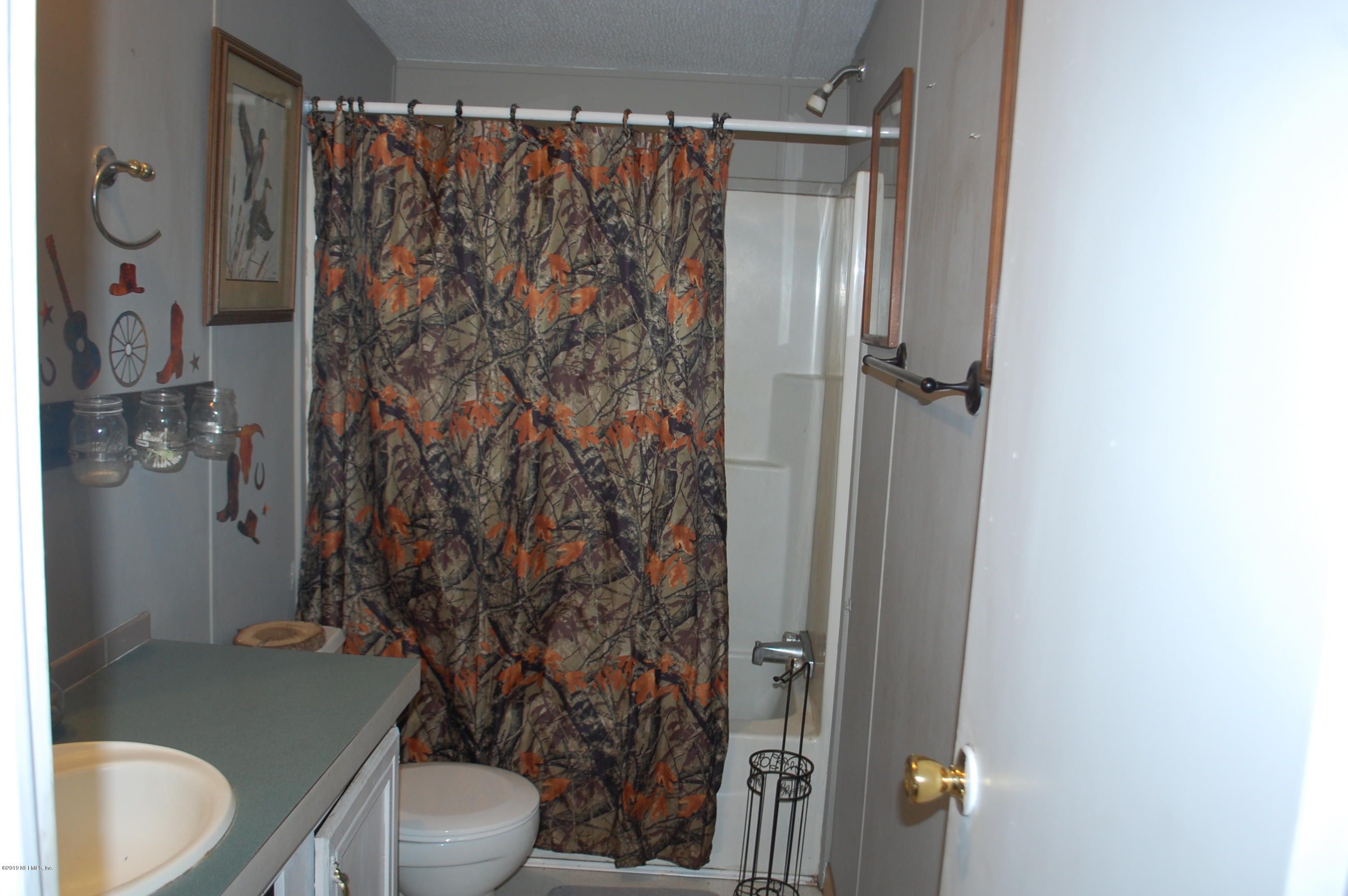 622 Lake Susan Road Hawthorne, FL 32640 - Photo 25 of 50 a bathroom with a sink toilet and shower