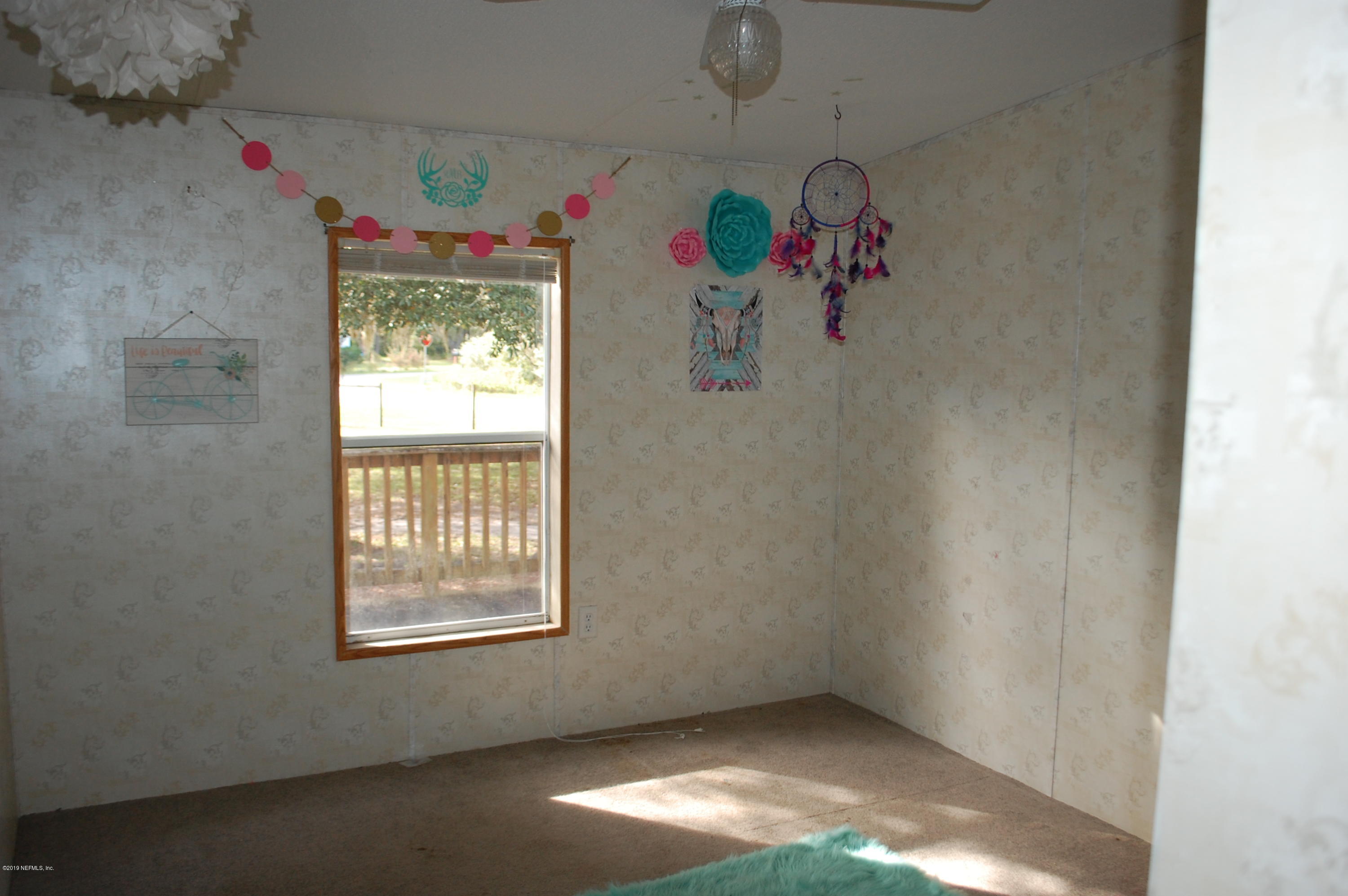 622 Lake Susan Road Hawthorne, FL 32640 - Photo 26 of 50 an empty room with a window