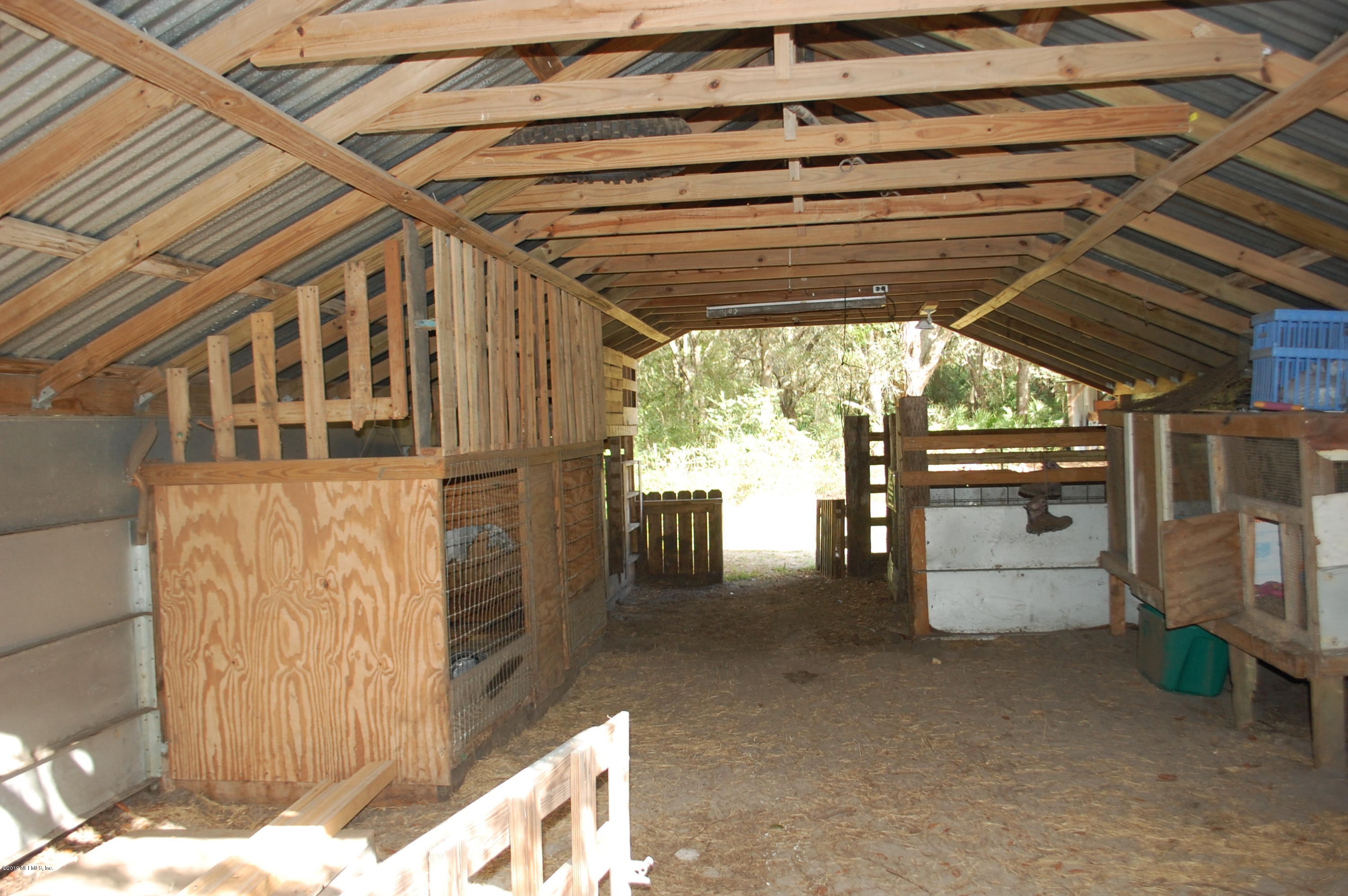 622 Lake Susan Road Hawthorne, FL 32640 - Photo 30 of 50 a view of a garage door