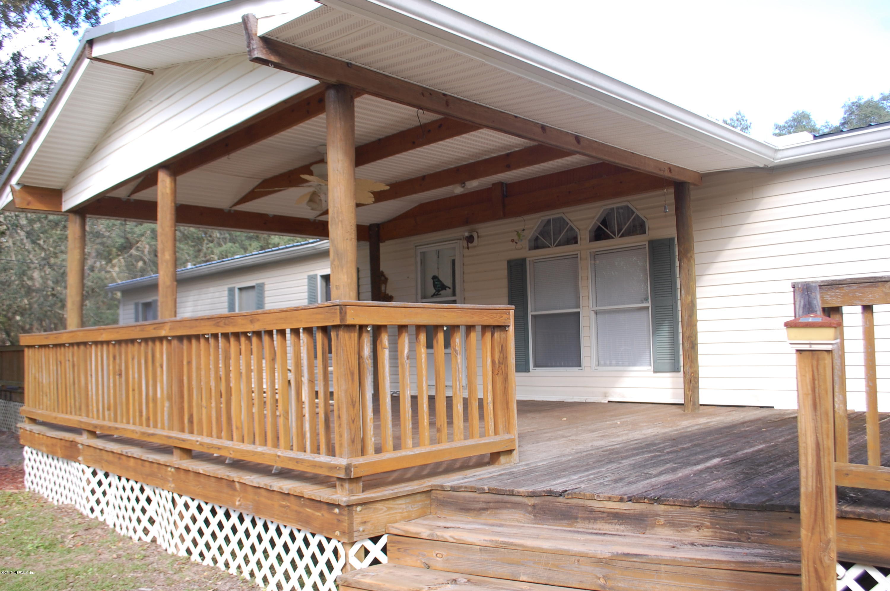 622 Lake Susan Road Hawthorne, FL 32640 - Photo 4 of 50 a view of barbeque grill with wooden fence