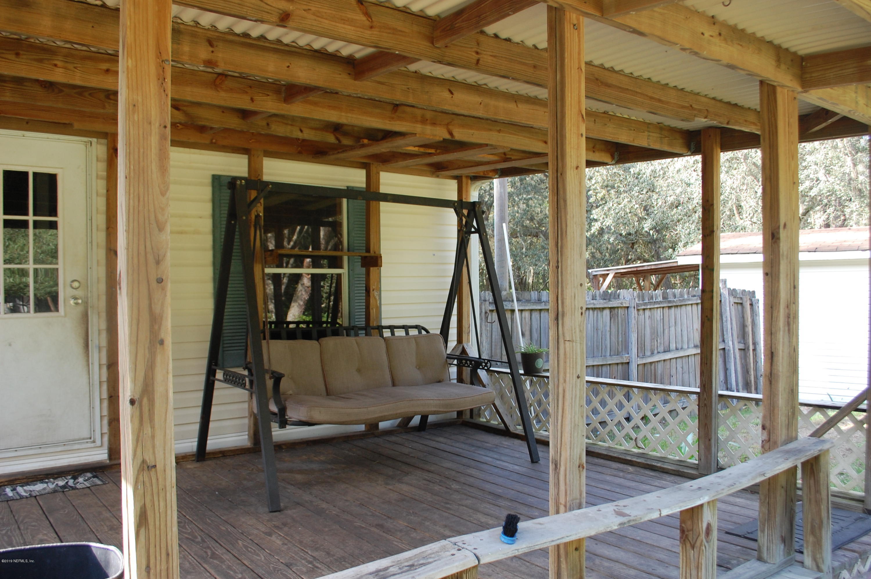 622 Lake Susan Road Hawthorne, FL 32640 - Photo 44 of 50 an empty room with wooden floor and windows