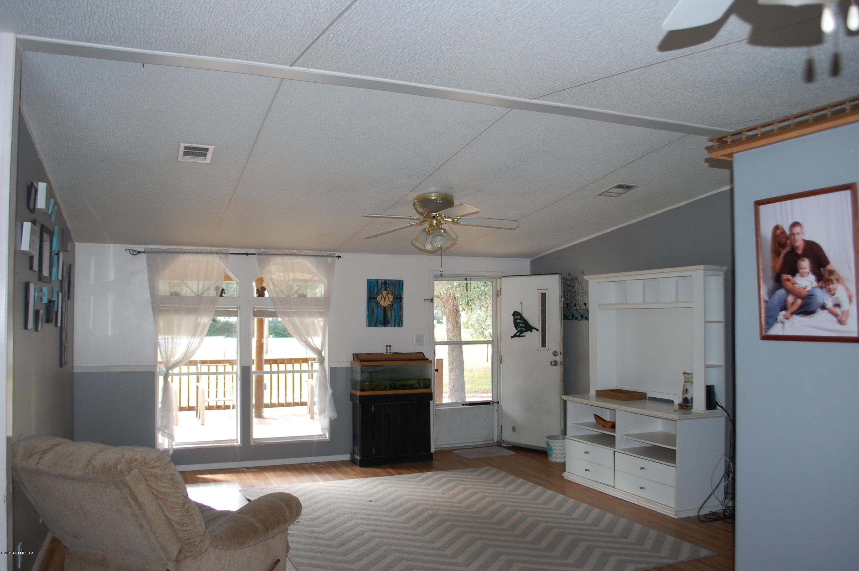 622 Lake Susan Road Hawthorne, FL 32640 - Photo 10 of 50 a view of a livingroom with furniture and windows