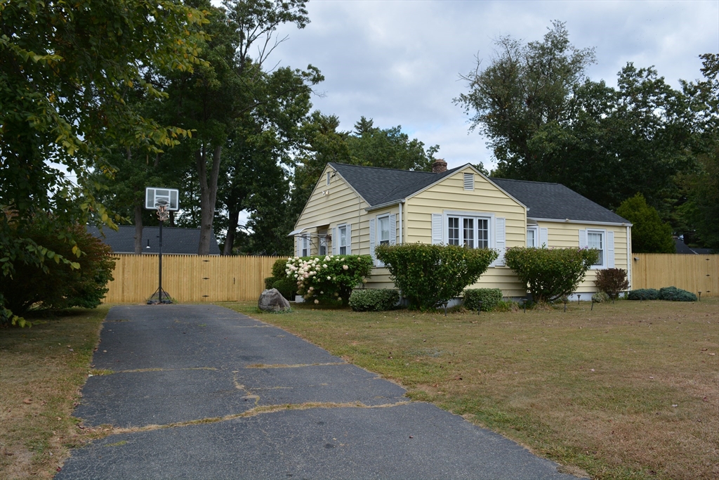 44 Brookside Circle Springfield, MA 01129 - Photo 4 of 42