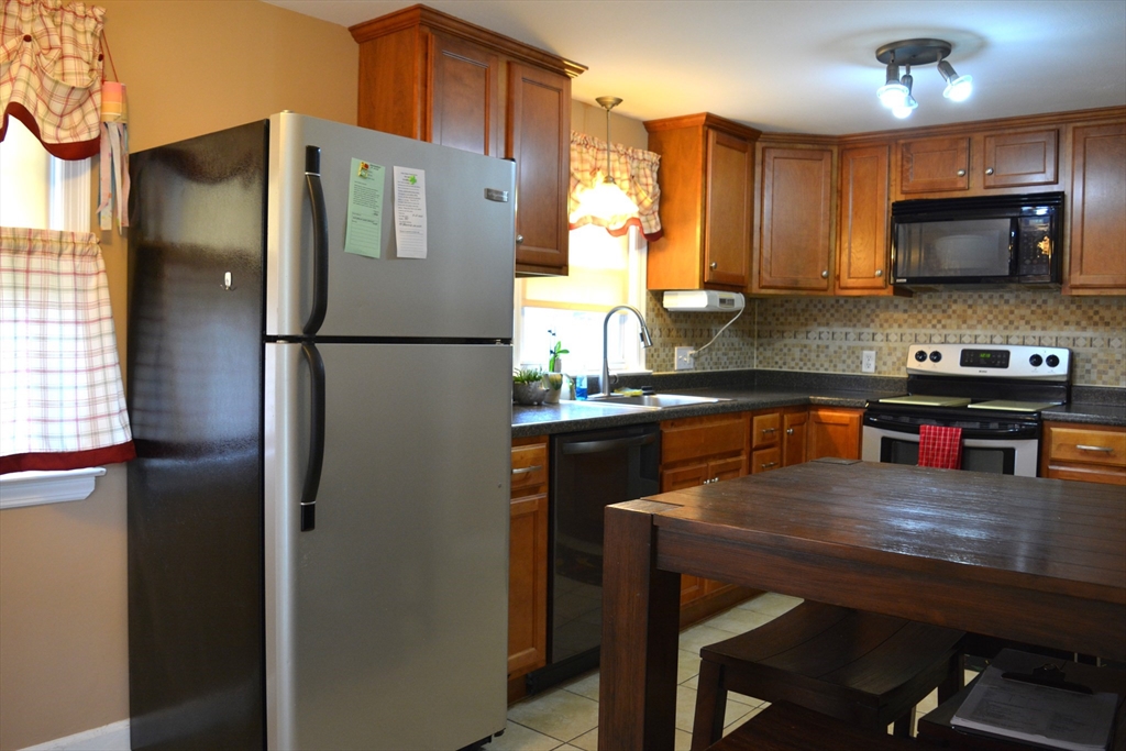 44 Brookside Circle Springfield, MA 01129 - Photo 10 of 42