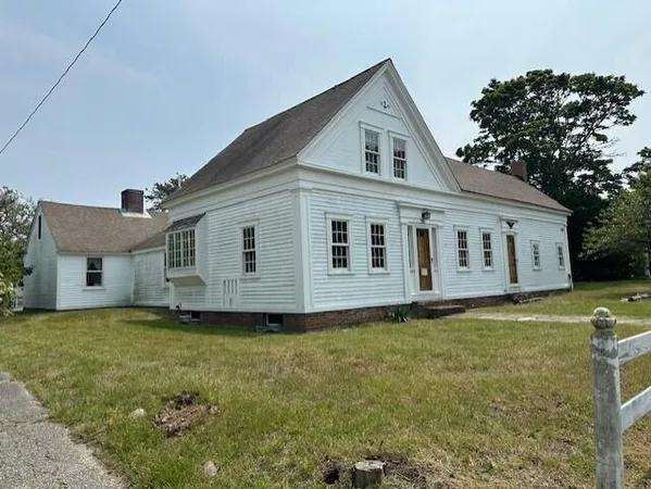 a view of a yard with a house