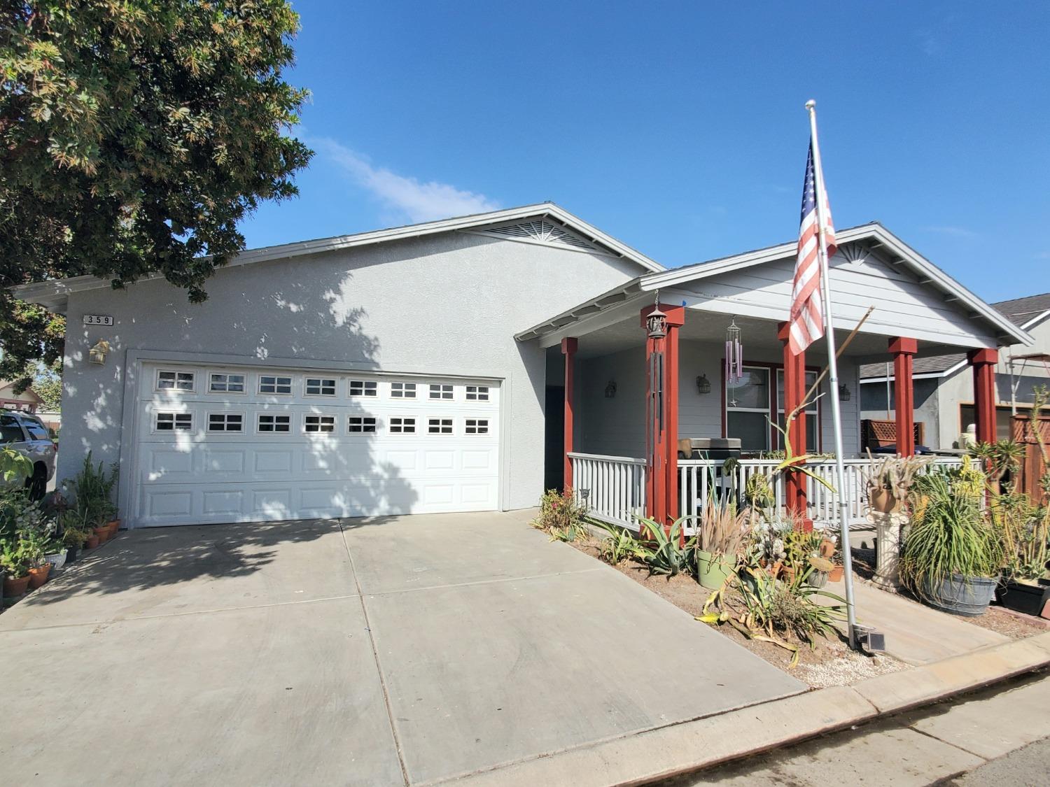 a view of a house with backyard