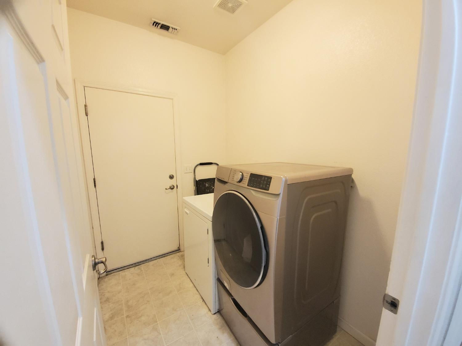 359 Amber Dinuba, CA 93618 - Photo 20 of 22 a utility room with dryer and washer