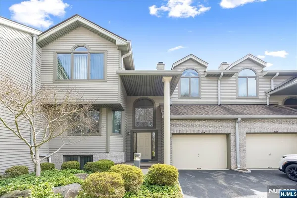 $890,000 | 856 Hemlock Court, Unit T175, Norwood, NJ 07648