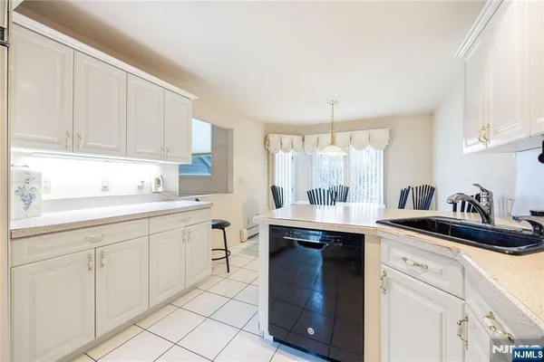 $890,000 | 856 Hemlock Court, Unit T175, Norwood, NJ 07648