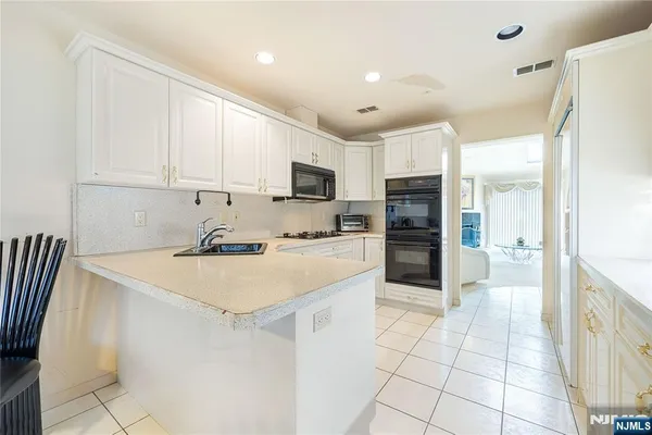 $890,000 | 856 Hemlock Court, Unit T175, Norwood, NJ 07648