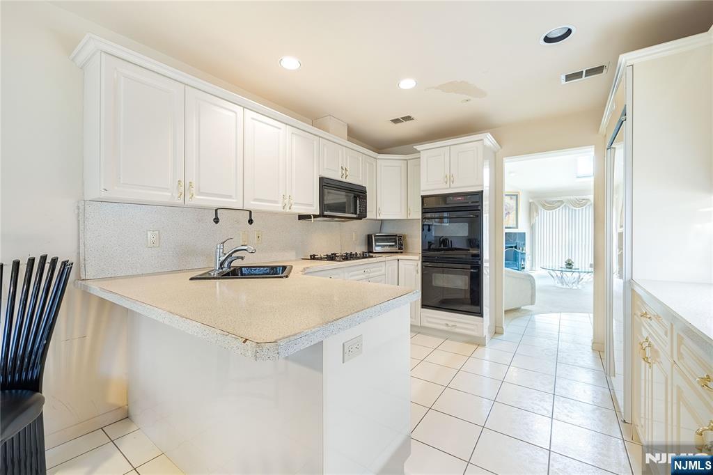 856 Hemlock Court, Unit T175 Norwood, NJ 07648 - Photo 17 of 37