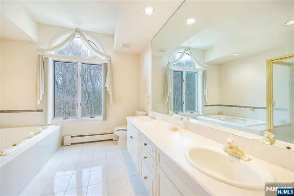 $890,000 | 856 Hemlock Court, Unit T175, Norwood, NJ 07648