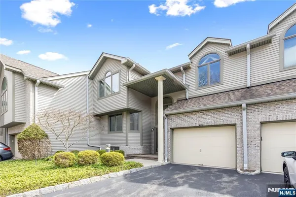 $890,000 | 856 Hemlock Court, Unit T175, Norwood, NJ 07648