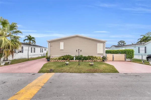 $2,600 | 19800 Southwest 180th Avenue, Unit 563, Miami, FL 33187