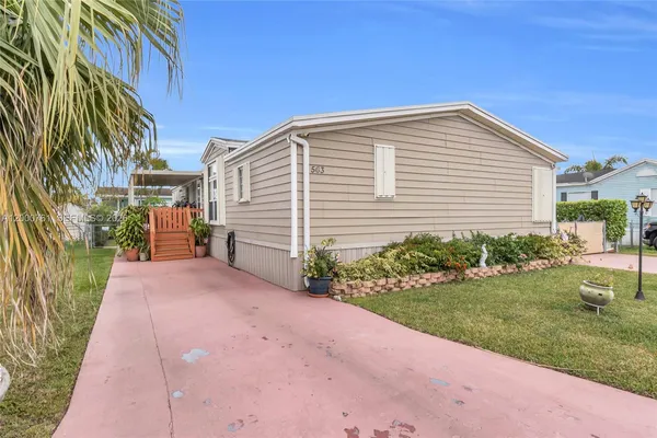 $2,600 | 19800 Southwest 180th Avenue, Unit 563, Miami, FL 33187