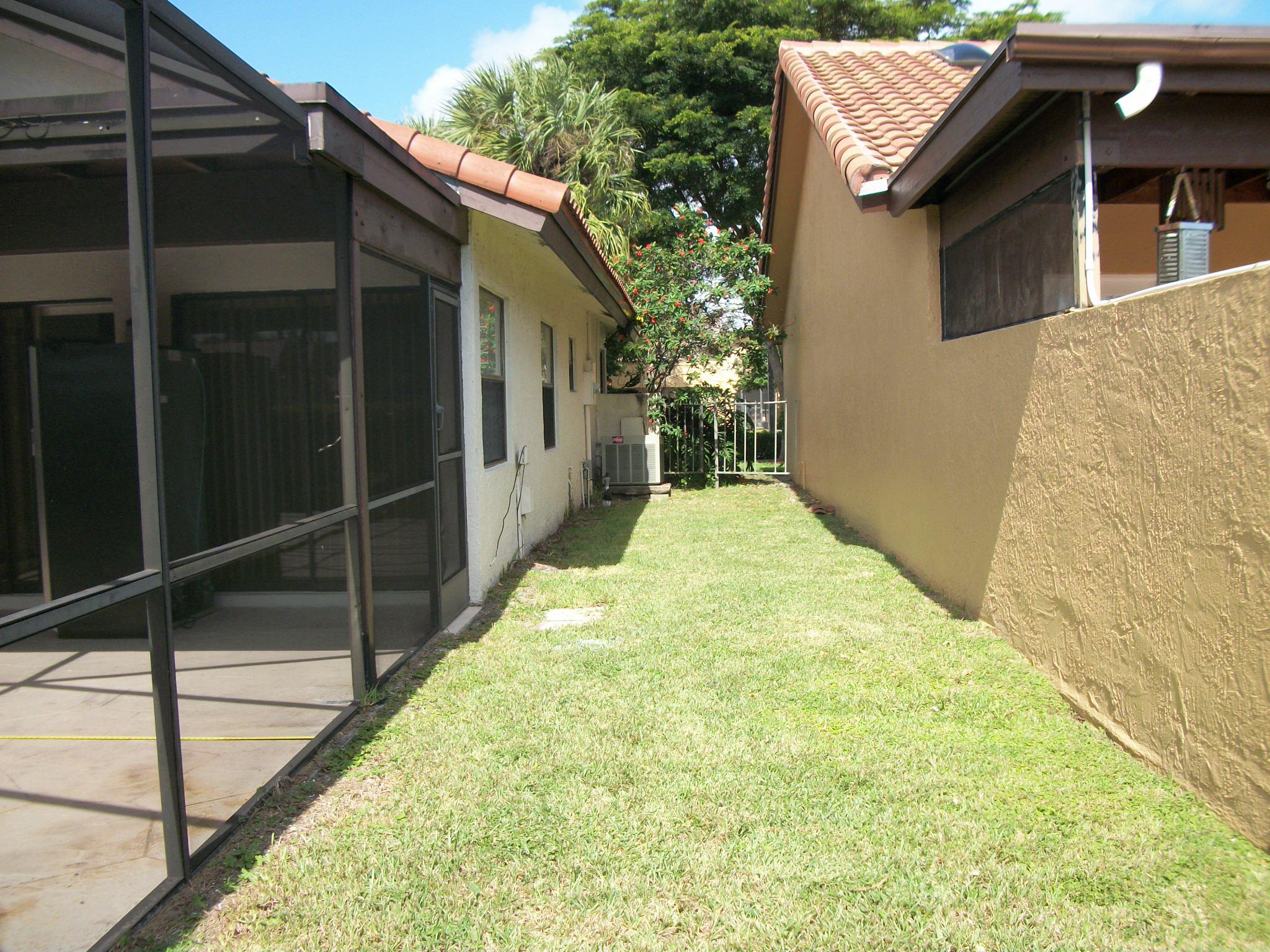 7615 Solimar Circle Boca Raton, FL 33433 - Photo 30 of 32 Sideyard