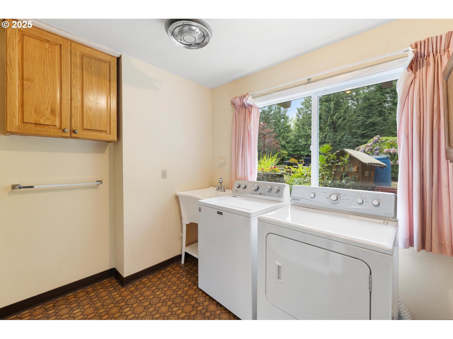 3208 Northwest 199th Street Ridgefield, WA 98642 - Photo 42 of 48 a utility room with dryer and washer