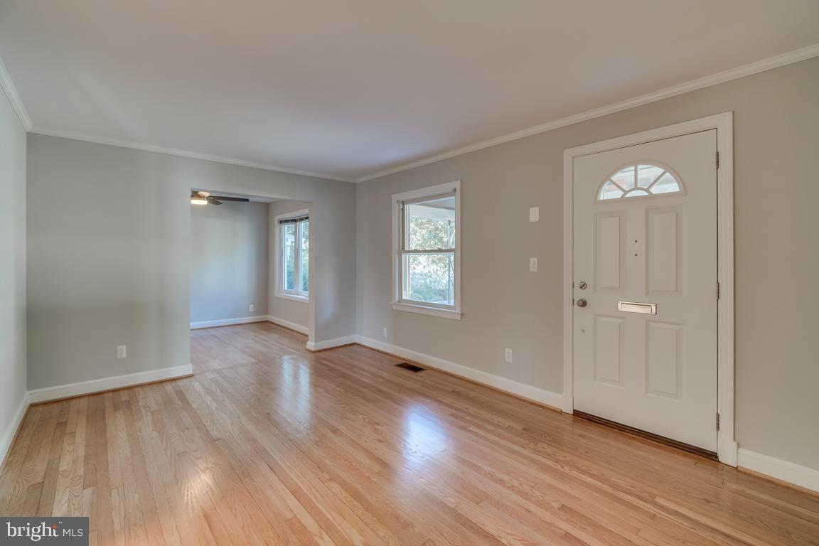 10113 Greenock Road Silver Spring, MD 20901 - Photo 5 of 29 Living Area