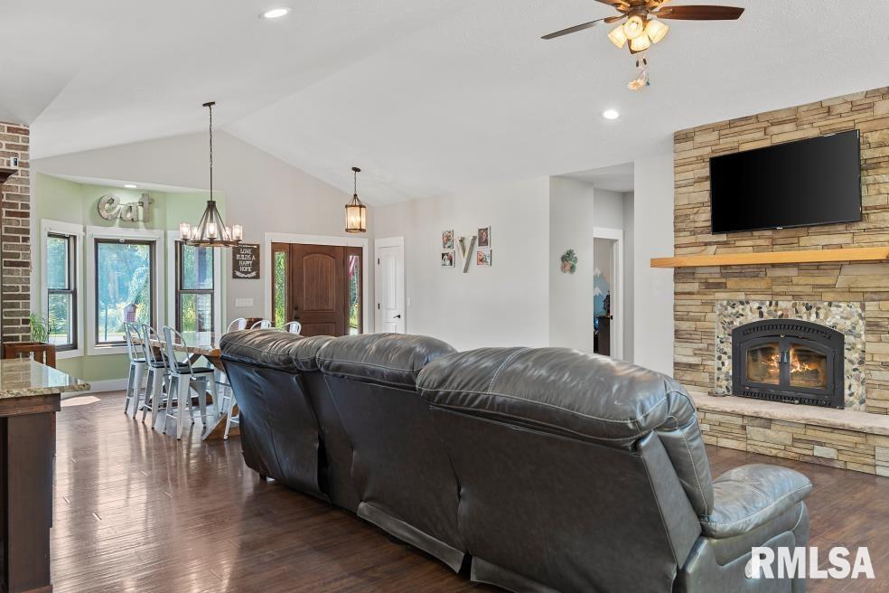305 Timber Creek Road Jacksonville, IL 62650 - Photo 13 of 60 Gallery Image 13