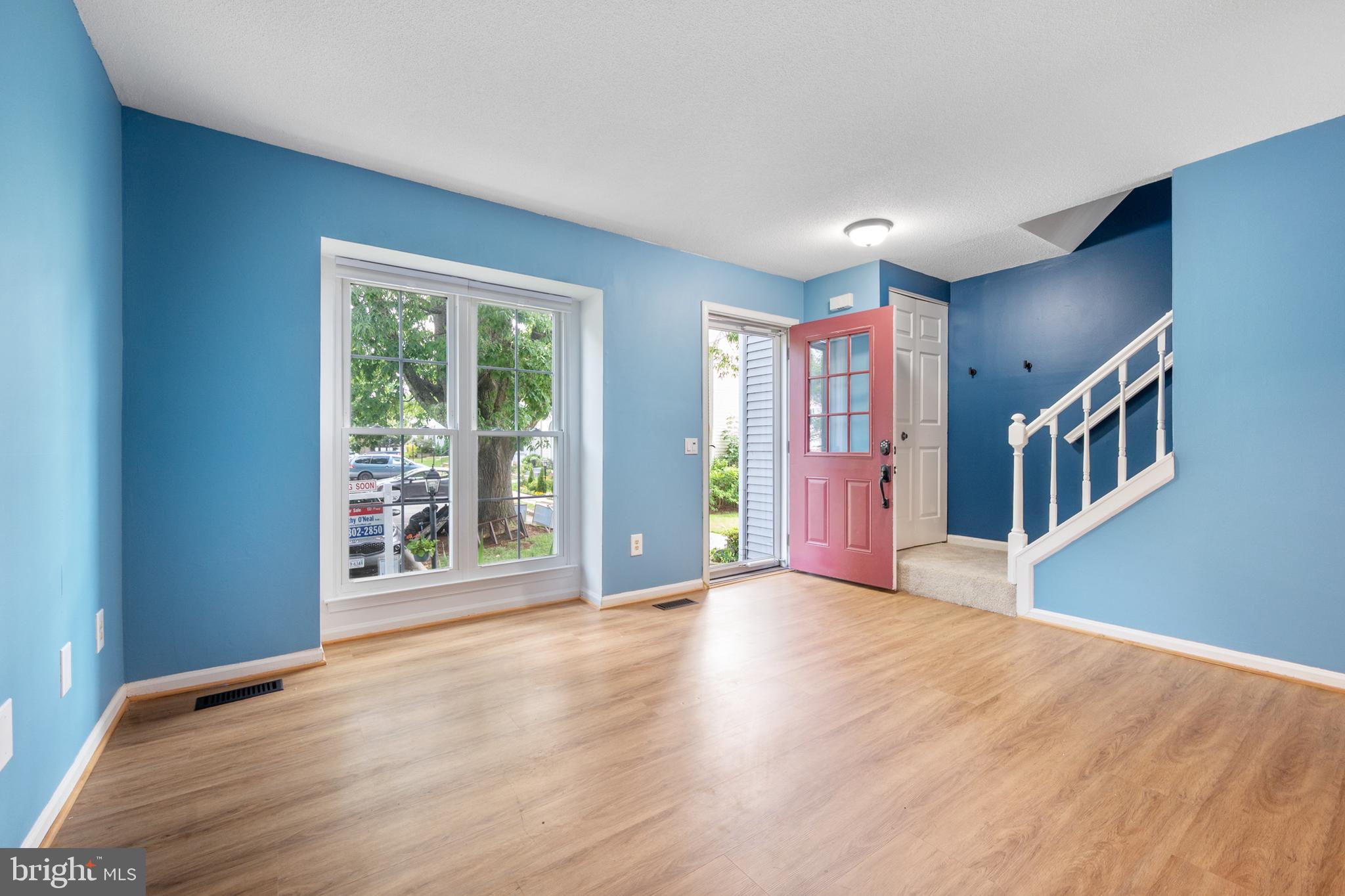 14676 Basingstoke Loop Centreville, VA 20120 - Photo 5 of 39 LIVING ROOM 1