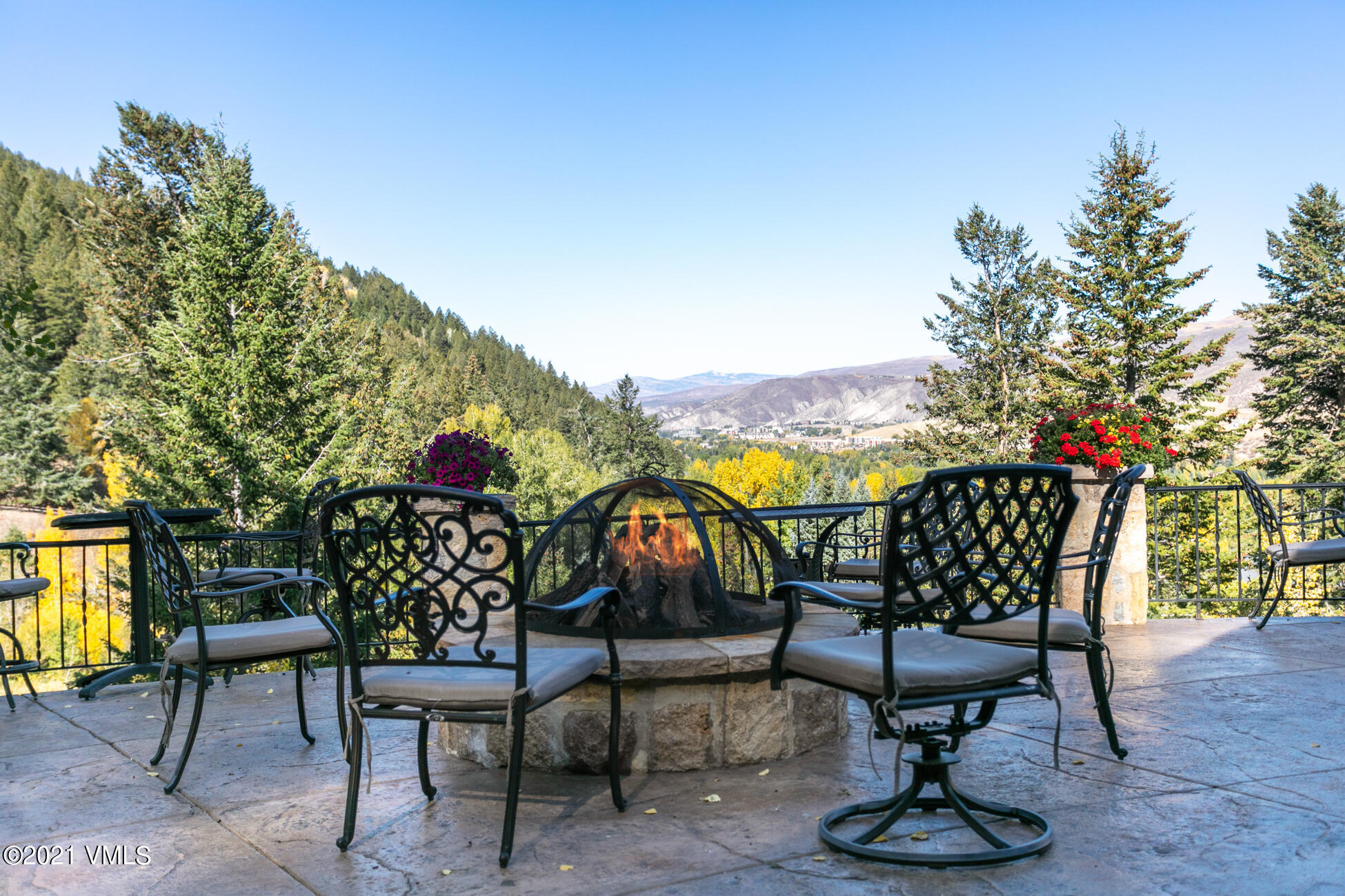 559 Eagle Drive Eagle-Vail, CO 81620 - Photo 6 of 50 a view of a chairs and table in patio