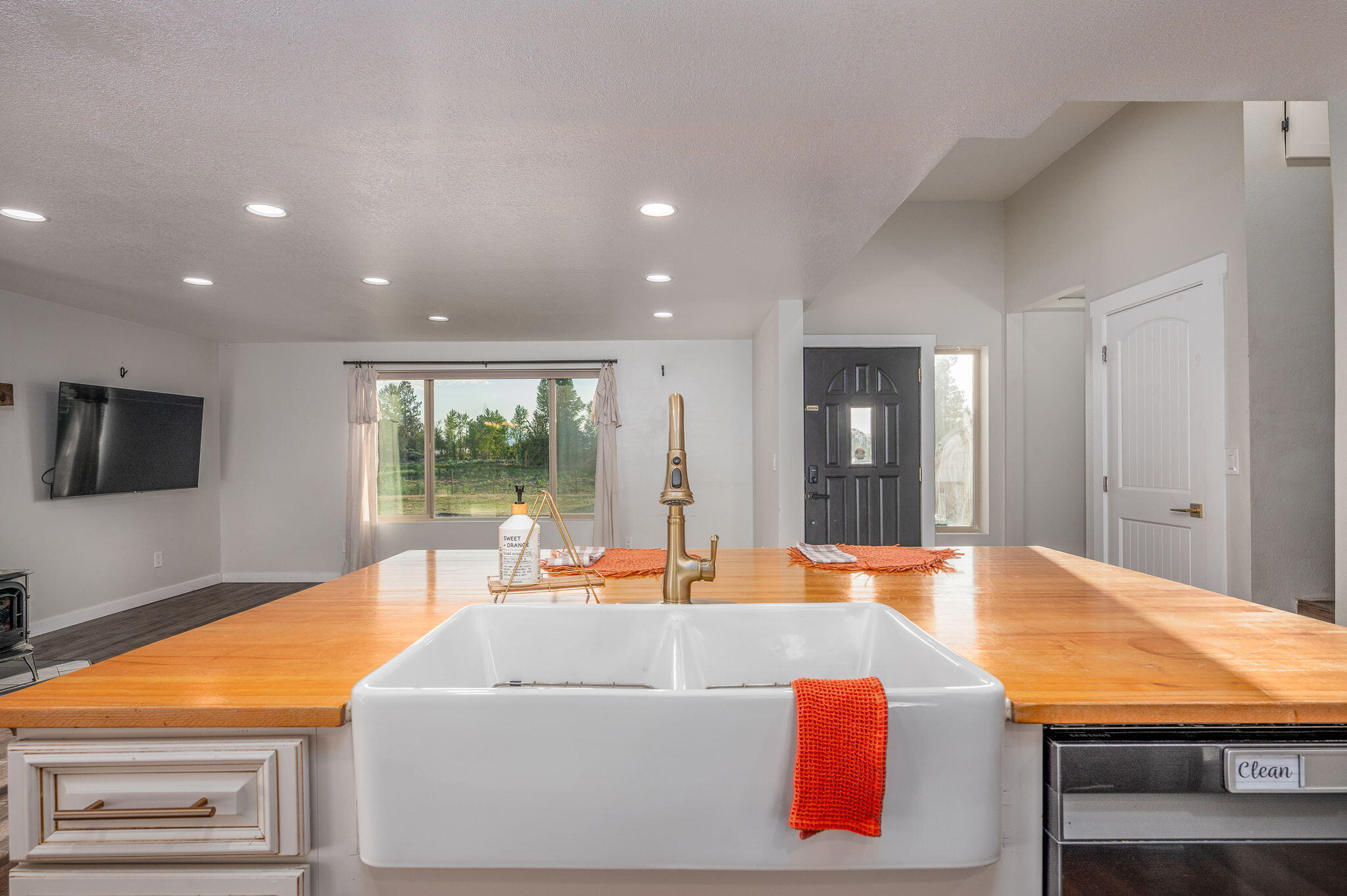 61391 Larsen Road Bend, OR 97702 - Photo 21 of 60 Kitchen