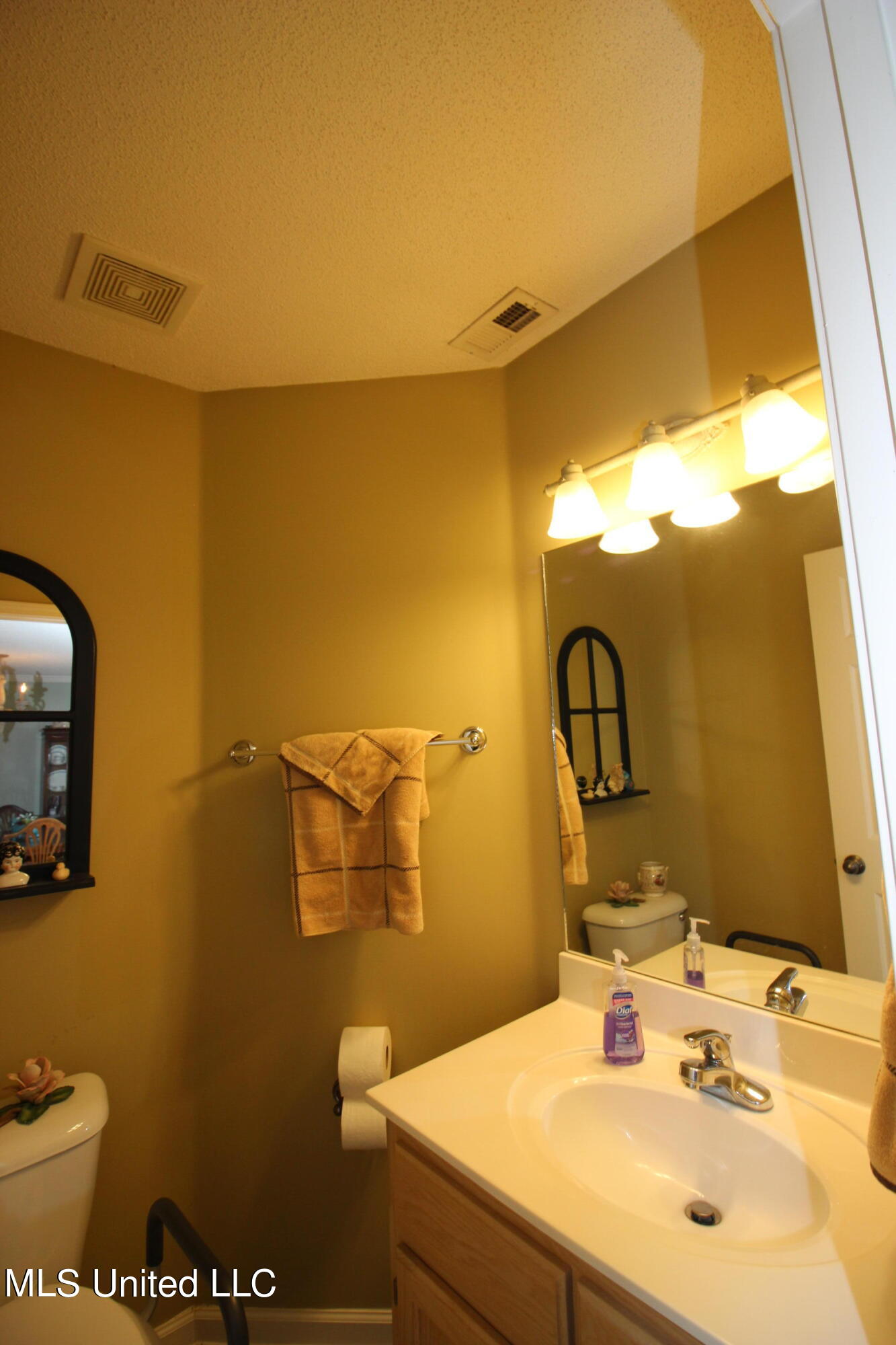 2483 Tragg Avenue Hernando, MS 38632 - Photo 18 of 43 Guest Half Bath